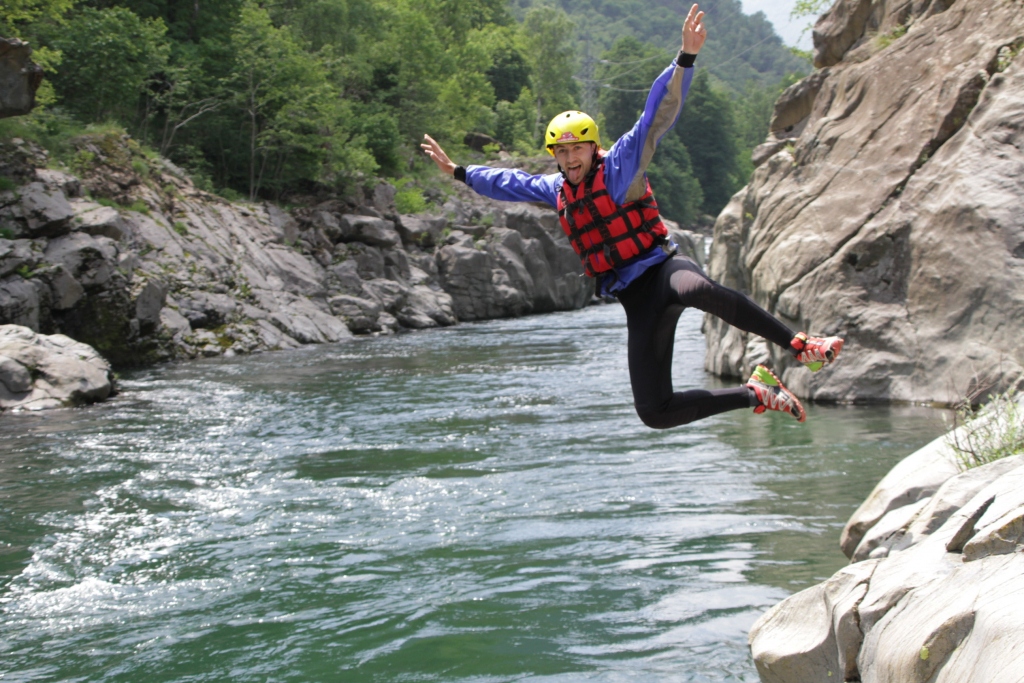 Facciamo un tuffo prima di fare il Rafting sul Fiume Sesia